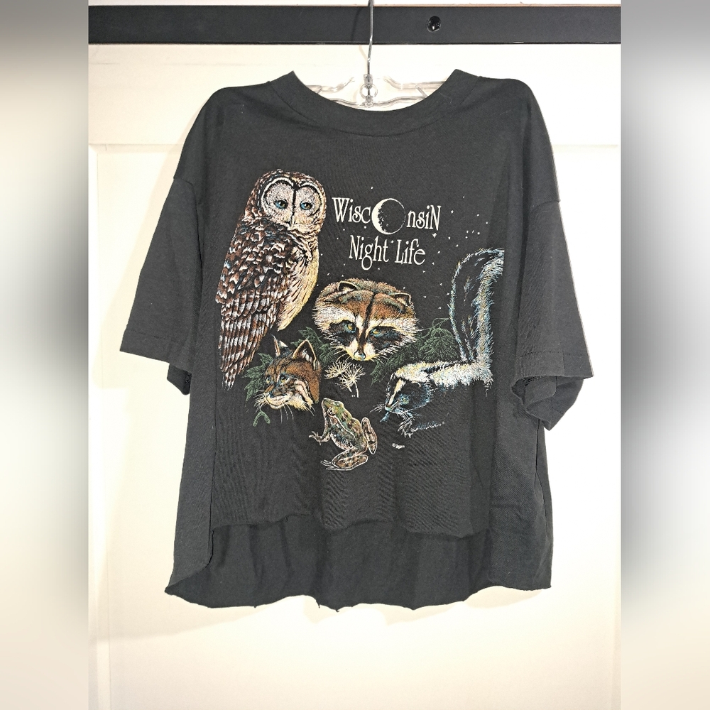 *read* Vintage Wisconsin Night Life Animal Graphic Tshirt *cropped*